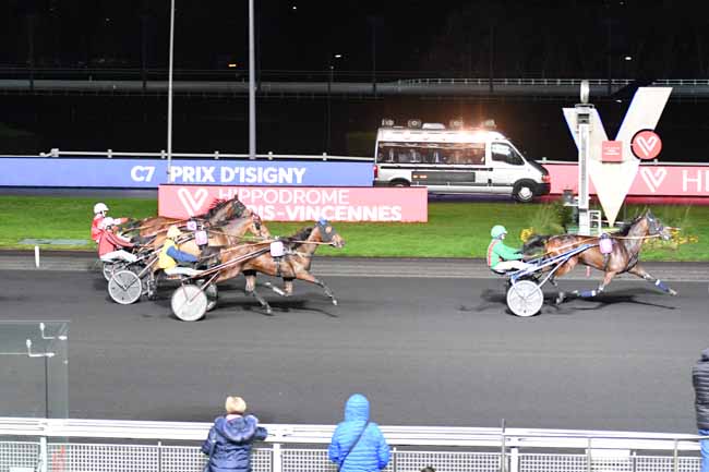 Photo d'arrivée de la course pmu PRIX D'ISIGNY à PARIS-VINCENNES le Mercredi 27 novembre 2019