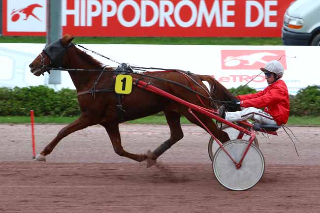Photo d'arrivée de la course pmu PRIX D'AMBRIERES à CABOURG le Mardi 10 décembre 2019