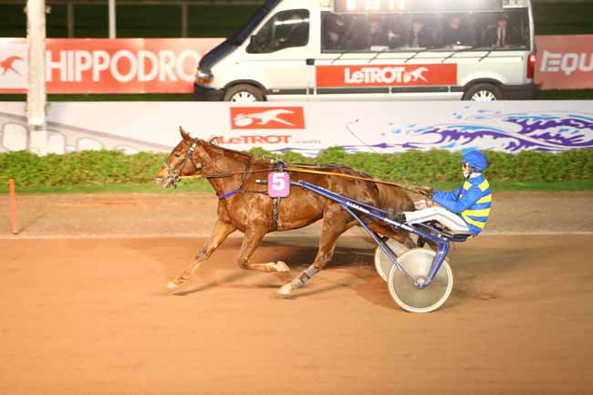Photo d'arrivée de la course pmu PRIX DES TILLEULS à CABOURG le Mardi 10 décembre 2019