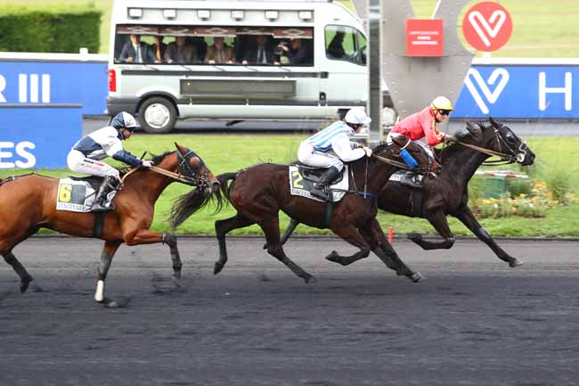 Photo d'arrivée de la course pmu PRIX AUGUSTE FRANCOIS à PARIS-VINCENNES le Mercredi 11 décembre 2019