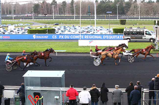 Photo d'arrivée de la course pmu PRIX DU COMITE REGIONAL D'EQUITATION IDF à PARIS-VINCENNES le Dimanche 15 décembre 2019