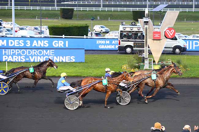 Photo d'arrivée de la course pmu CRITERIUM DES 3 ANS à PARIS-VINCENNES le Dimanche 15 décembre 2019
