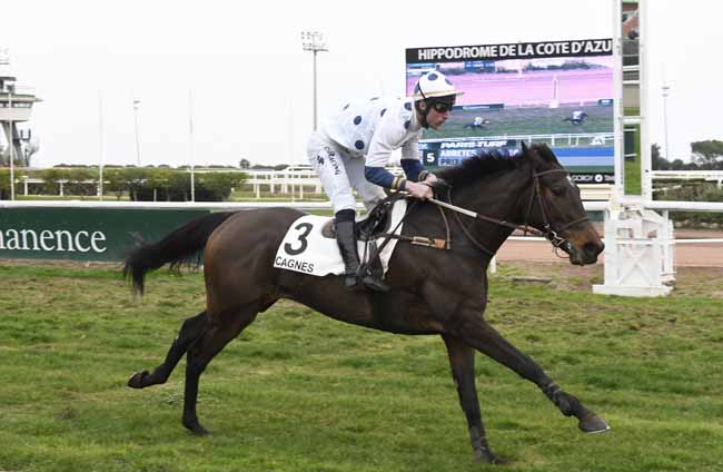 Photo d'arrivée de la course pmu PRIX PHILIPPE LORAIN à CAGNES-SUR-MER le Mardi 17 décembre 2019
