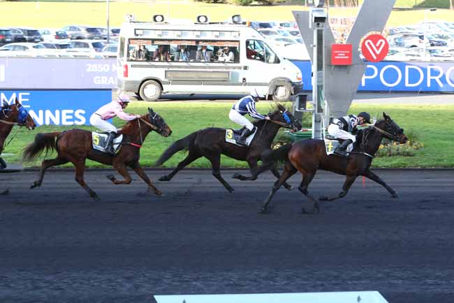 Photo d'arrivée de la course pmu PRIX SANS DIRE OUI à PARIS-VINCENNES le Vendredi 20 décembre 2019
