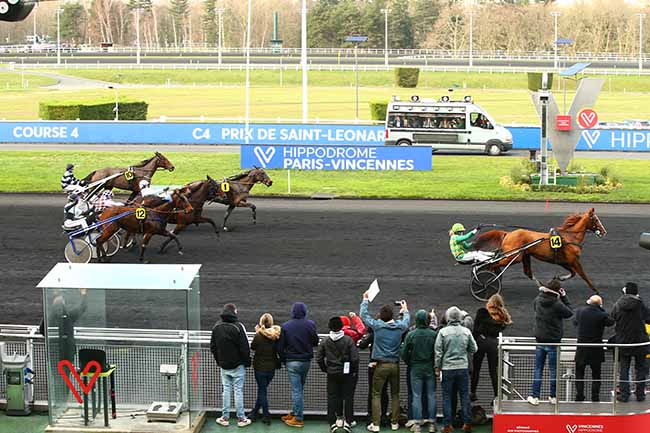 Photo d'arrivée de la course pmu PRIX DE SAINT-LEONARD à PARIS-VINCENNES le Mardi 24 décembre 2019