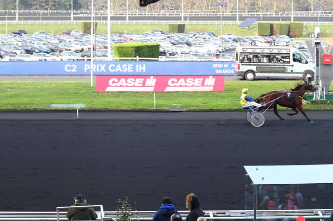 Photo d'arrivée de la course pmu PRIX CASE IH à PARIS-VINCENNES le Dimanche 29 décembre 2019