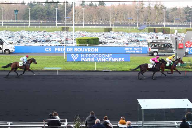 Photo d'arrivée de la course pmu PRIX DE BOUVRON à PARIS-VINCENNES le Dimanche 29 décembre 2019