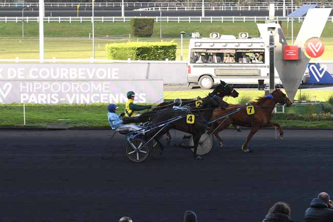 Photo d'arrivée de la course pmu PRIX DE COURBEVOIE à PARIS-VINCENNES le Vendredi 17 janvier 2020