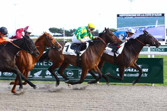 Photo d'arrivée de la course pmu PRIX DU DOCTEUR GAZAGNAIRE à CAGNES-SUR-MER le Lundi 20 janvier 2020