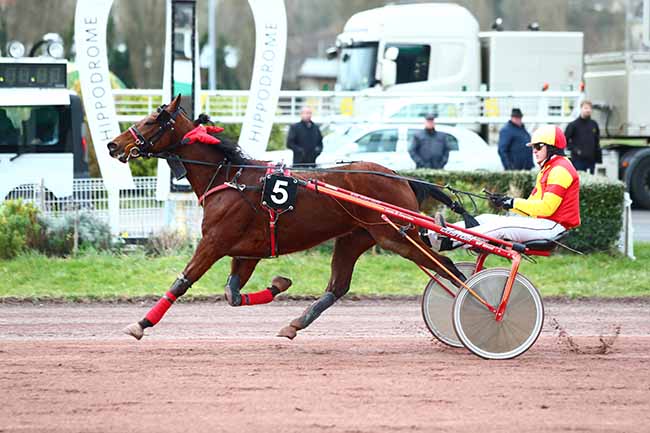 Photo d'arrivée de la course pmu PRIX CONTACT FM à AMIENS le Mercredi 4 mars 2020