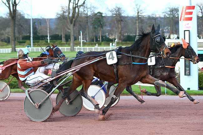 Photo d'arrivée de la course pmu PRIX DE NANTERRE à ENGHIEN le Vendredi 6 mars 2020