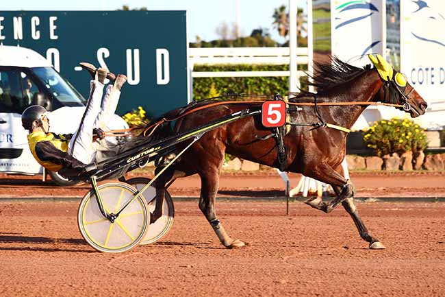 Photo d'arrivée de la course pmu PRIX D'ALASSIO à CAGNES-SUR-MER le Dimanche 8 mars 2020