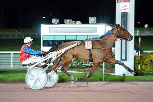 Photo d'arrivée de la course pmu PRIX DE LAROQUEBROU à ENGHIEN le Mardi 10 mars 2020