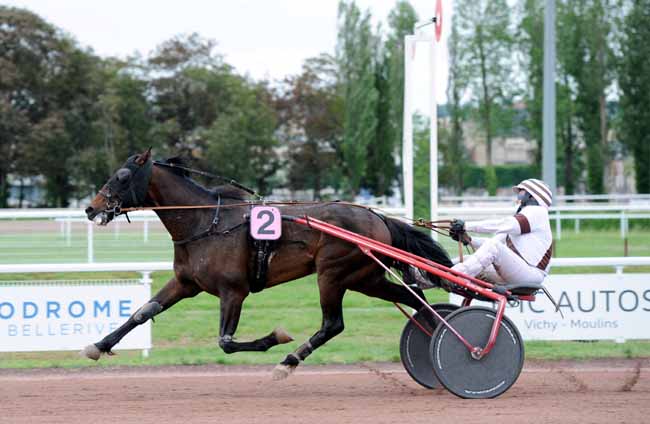 Photo d'arrivée de la course pmu PRIX D'AULNAT à VICHY le Lundi 11 mai 2020