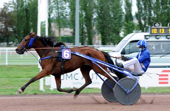 Photo d'arrivée de la course pmu PRIX DE SAINT-DIDIER-LA-FORET (GR A) à VICHY le Lundi 11 mai 2020