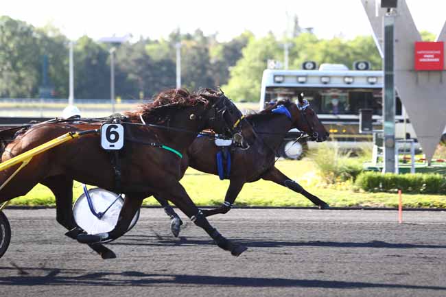 Photo d'arrivée de la course pmu PRIX EN SELLE POUR NOS SOIGNANTS à PARIS-VINCENNES le Vendredi 15 mai 2020
