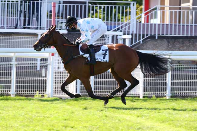Photo d'arrivée de la course pmu PRIX AMADOU à AUTEUIL le Dimanche 17 mai 2020