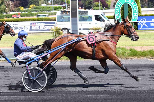 Photo d'arrivée de la course pmu GRAND NATIONAL DU TROT PARIS-TURF à LE CROISE-LAROCHE le Mercredi 20 mai 2020