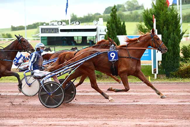 Photo d'arrivée de la course pmu PRIX SIRRAH à MAUQUENCHY le Vendredi 22 mai 2020