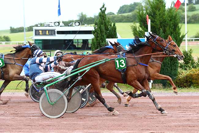 Photo d'arrivée de la course pmu PRIX RHEITA à MAUQUENCHY le Vendredi 22 mai 2020