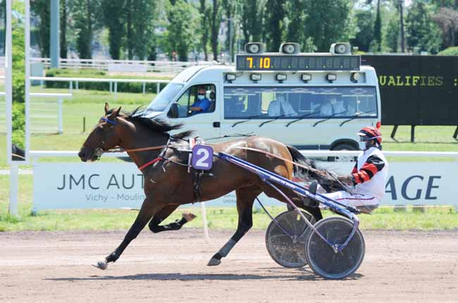 Photo d'arrivée de la course pmu PRIX DE BOURBON L'ARCHAMBAULT à VICHY le Mardi 2 juin 2020