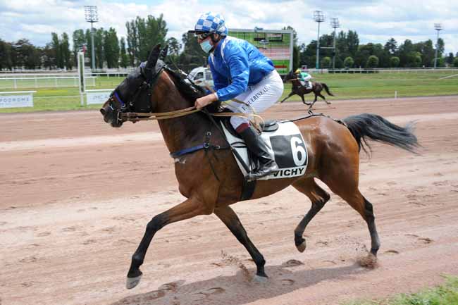 Photo d'arrivée de la course pmu PRIX BELLINO II à VICHY le Lundi 15 juin 2020