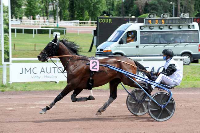 Photo d'arrivée de la course pmu PRIX D'HAUTERIVE à VICHY le Lundi 15 juin 2020