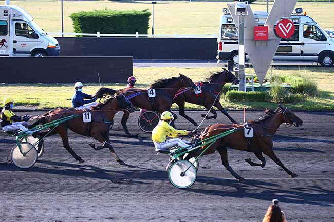 Photo d'arrivée de la course pmu PRIX TERPSICHORE à PARIS-VINCENNES le Mardi 23 juin 2020