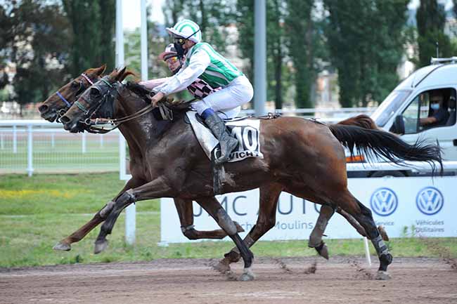 Photo d'arrivée de la course pmu PRIX DE CARPENTRAS à VICHY le Mercredi 24 juin 2020
