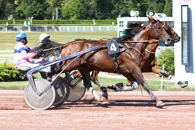 Photo d'arrivée de la course pmu PRIX DE LA PLACE DU COMMERCE à ENGHIEN le Mercredi 24 juin 2020