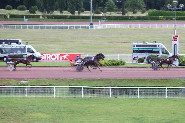 Photo d'arrivée de la course pmu PRIX DE LA PLACE DES ALPES à ENGHIEN le Samedi 27 juin 2020