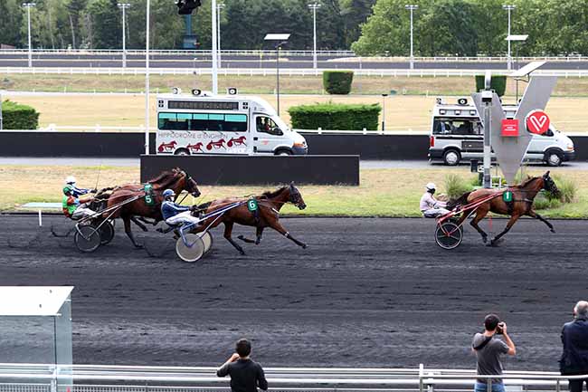 Photo d'arrivée de la course pmu PRIX TAURUS à PARIS-VINCENNES le Mardi 30 juin 2020