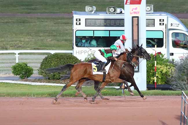 Photo d'arrivée de la course pmu PRIX DE LA PLACE DU TROCADERO à ENGHIEN le Mercredi 1 juillet 2020