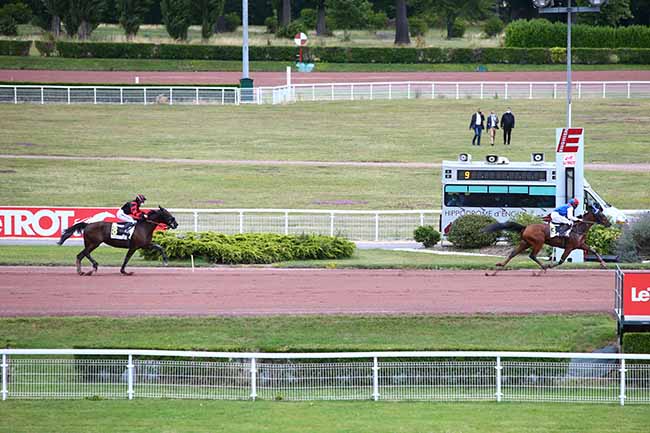 Photo d'arrivée de la course pmu PRIX D'ESTRY à ENGHIEN le Samedi 4 juillet 2020