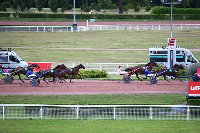 Photo d'arrivée de la course pmu PRIX DU MOULIN ROUGE à ENGHIEN le Samedi 4 juillet 2020