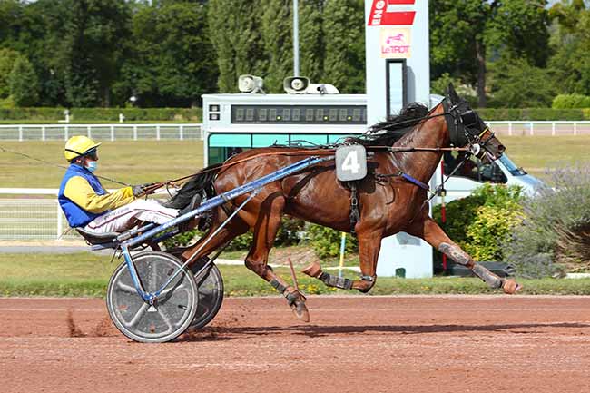 Photo d'arrivée de la course pmu PRIX D'ESCUROLLES à ENGHIEN le Mercredi 8 juillet 2020
