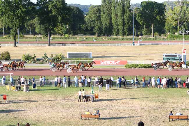 Photo d'arrivée de la course pmu PRIX DU MEDOC à ENGHIEN le Mercredi 22 juillet 2020