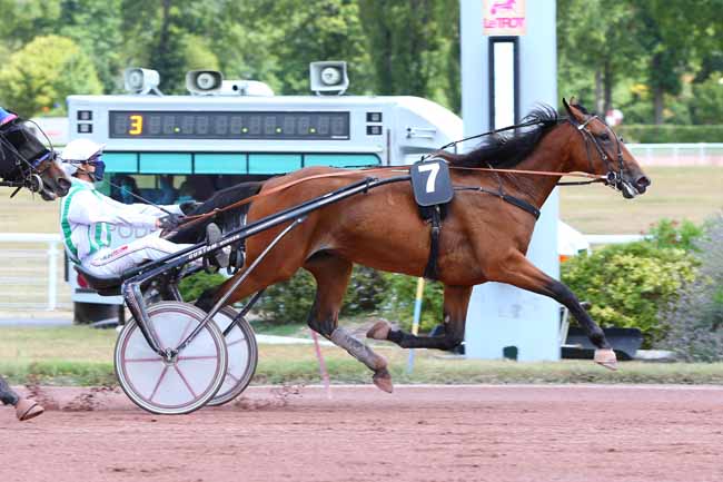 Photo d'arrivée de la course pmu PRIX DE LA PORTE DES LILAS à ENGHIEN le Dimanche 26 juillet 2020