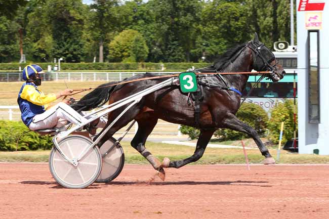 Photo d'arrivée de la course pmu PRIX DE CHARONNE à ENGHIEN le Dimanche 26 juillet 2020