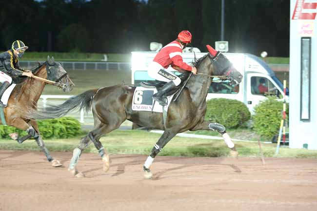 Photo d'arrivée de la course pmu PRIX DE LA PLACE SAINT-MICHEL à ENGHIEN le Mercredi 29 juillet 2020