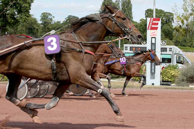 Photo d'arrivée de la course pmu PRIX D'AIGREMONT à ENGHIEN le Dimanche 2 août 2020