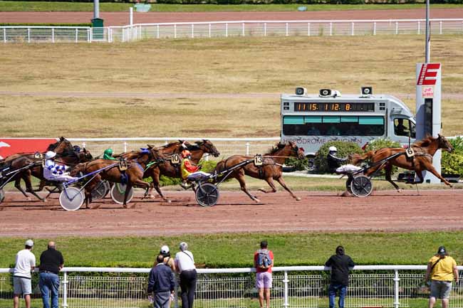 Photo d'arrivée de la course pmu PRIX DE LA CONCORDE à ENGHIEN le Jeudi 6 août 2020