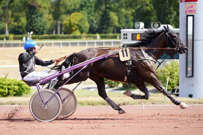Photo d'arrivée de la course pmu PRIX DE LA GARE DE L'EST à ENGHIEN le Samedi 8 août 2020