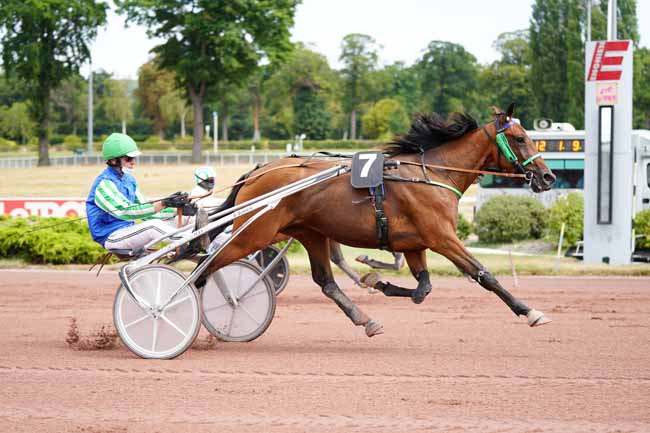 Photo d'arrivée de la course pmu PRIX DE LA PORTE DE VITRY à ENGHIEN le Samedi 8 août 2020