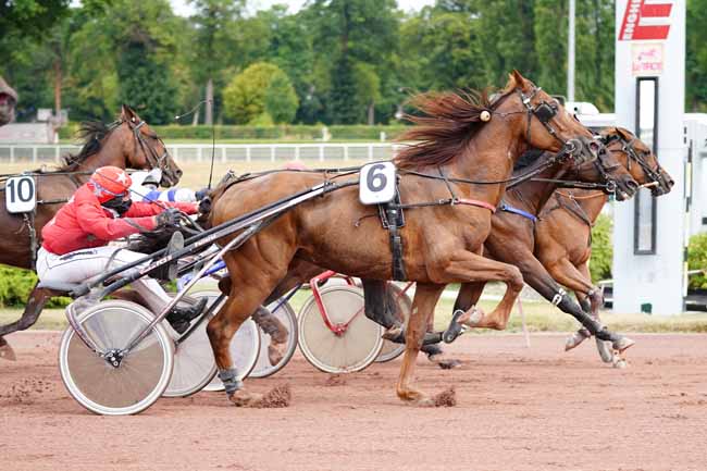 Photo d'arrivée de la course pmu PRIX DE L'HOTEL DE VILLE à ENGHIEN le Samedi 8 août 2020