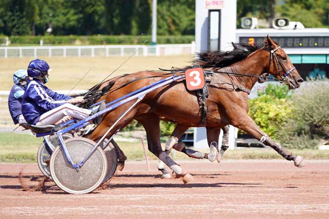 Photo d'arrivée de la course pmu PRIX DES TUILERIES à ENGHIEN le Dimanche 9 août 2020