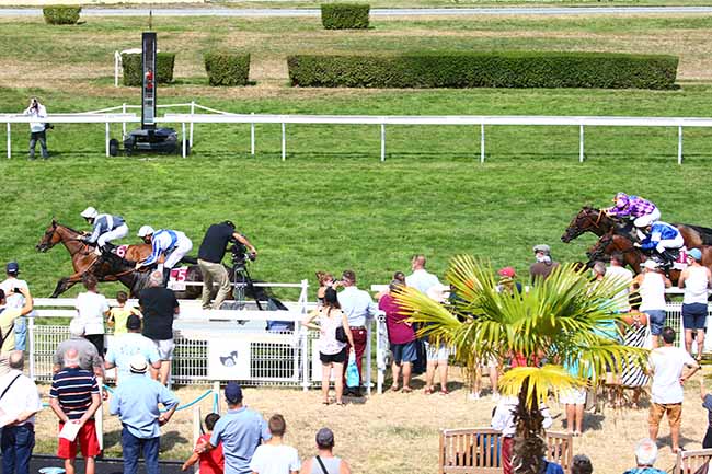 Photo d'arrivée de la course pmu PRIX HIGHEST HONOR à CLAIREFONTAINE le Lundi 10 août 2020