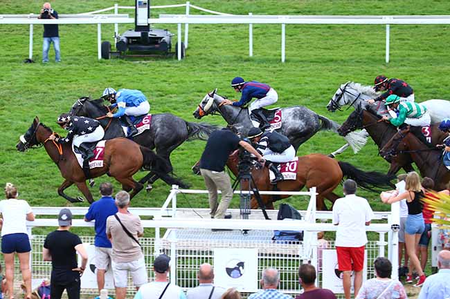 Photo d'arrivée de la course pmu PRIX DU TORQUESNE à CLAIREFONTAINE le Lundi 10 août 2020