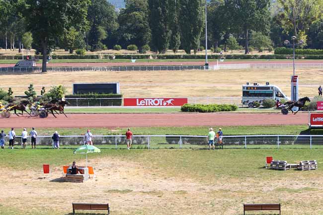 Photo d'arrivée de la course pmu PRIX DE LA PORTE DE CLICHY à ENGHIEN le Mardi 11 août 2020