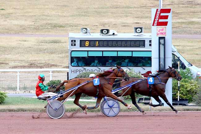 Photo d'arrivée de la course pmu PRIX DE LA PORTE BRUNET à ENGHIEN le Mardi 11 août 2020